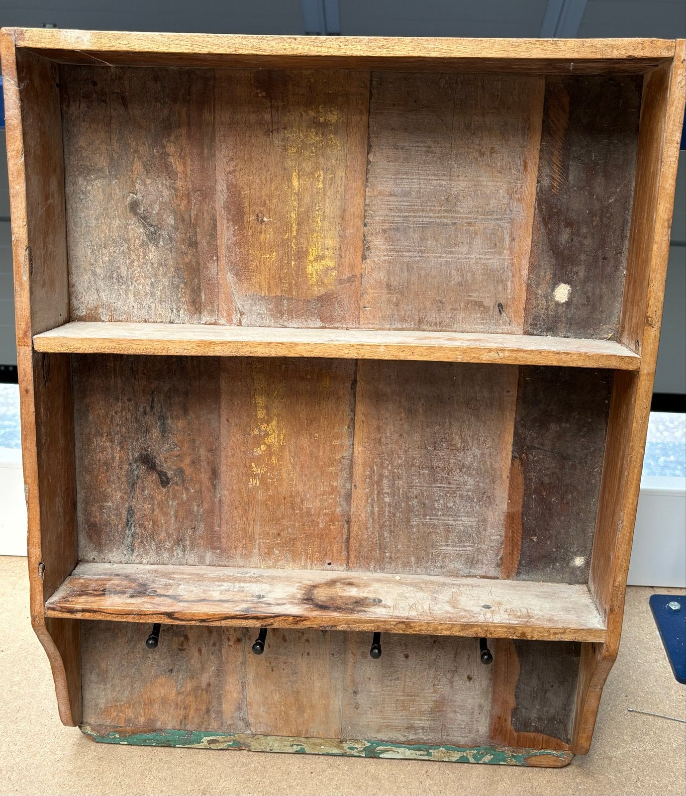 Rustiek houten wandrek met haken, Ophalen