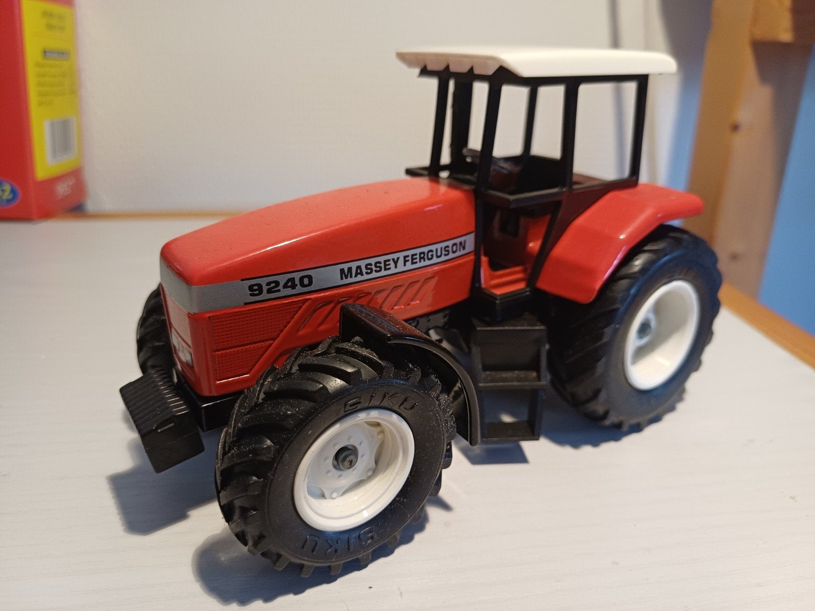 Britains Siku MF 9240, Ophalen of Verzenden, Zo goed als nieuw, Tractor of Landbouw, Britains