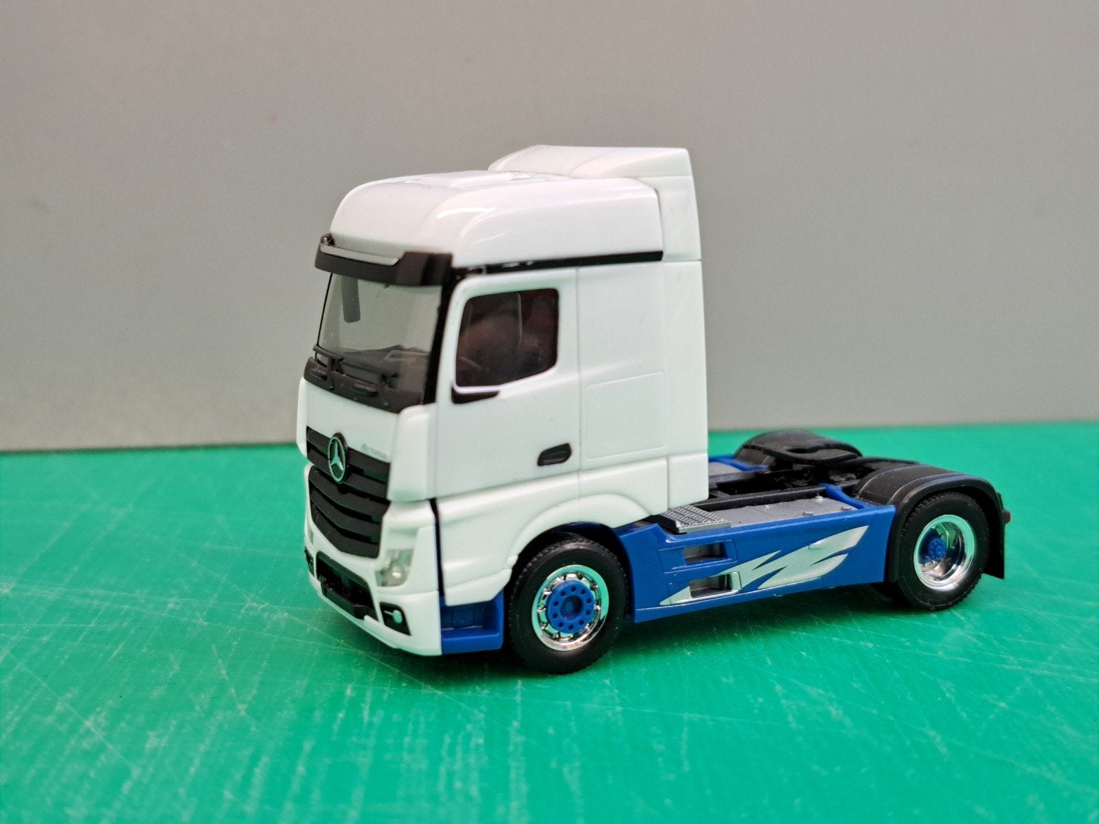 Herpa Mercedes-Benz Actros Bigspace wit blauw alcoa velgen, Ophalen of Verzenden, Zo goed als nieuw, Bus of Vrachtwagen, Herpa