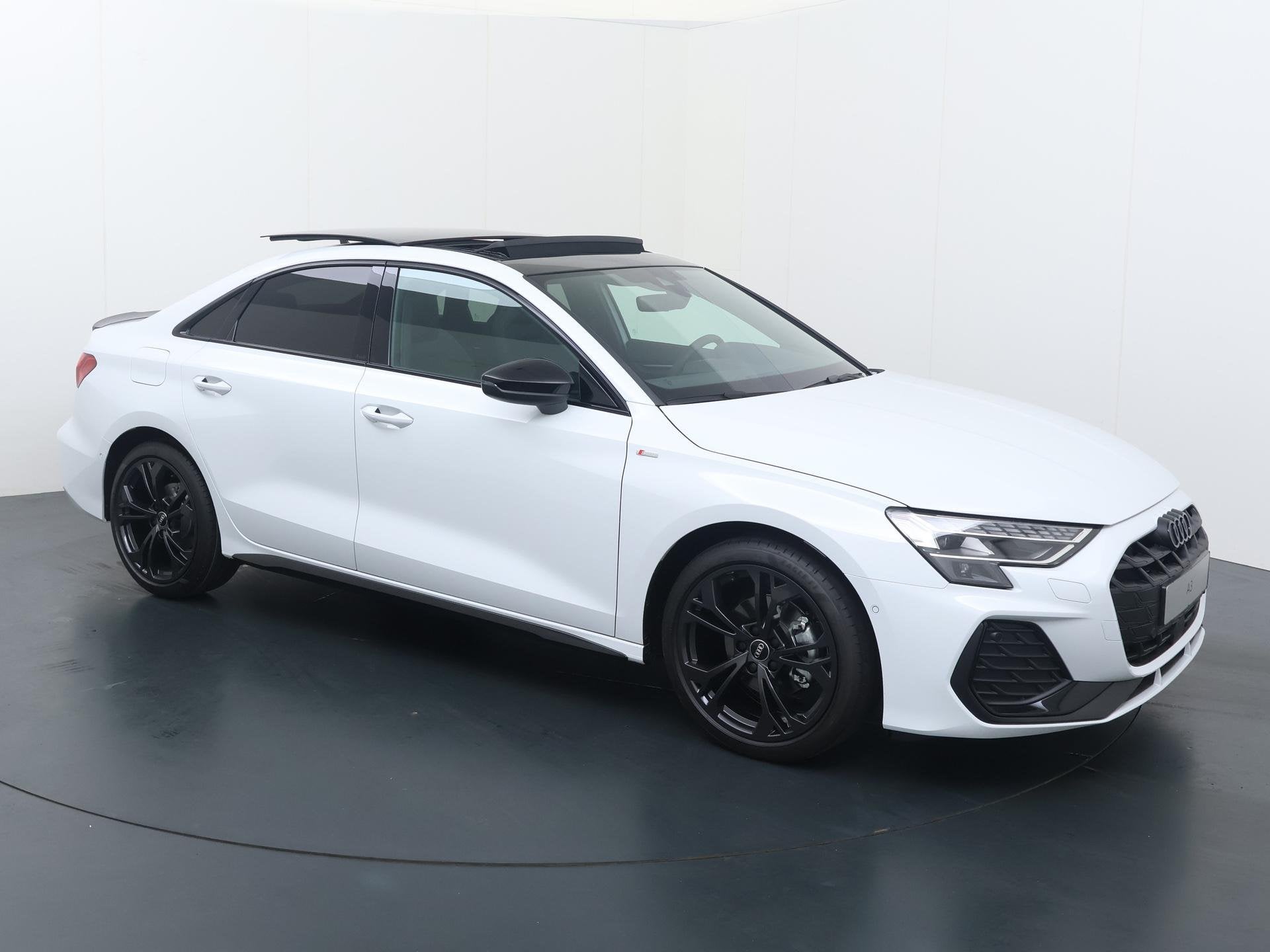Audi A3 Limousine 30 TFSI S edition 116 pk S-tronic | 18" Ve, Dealer onderhouden, 1498 cc, 1290 kg, Wit