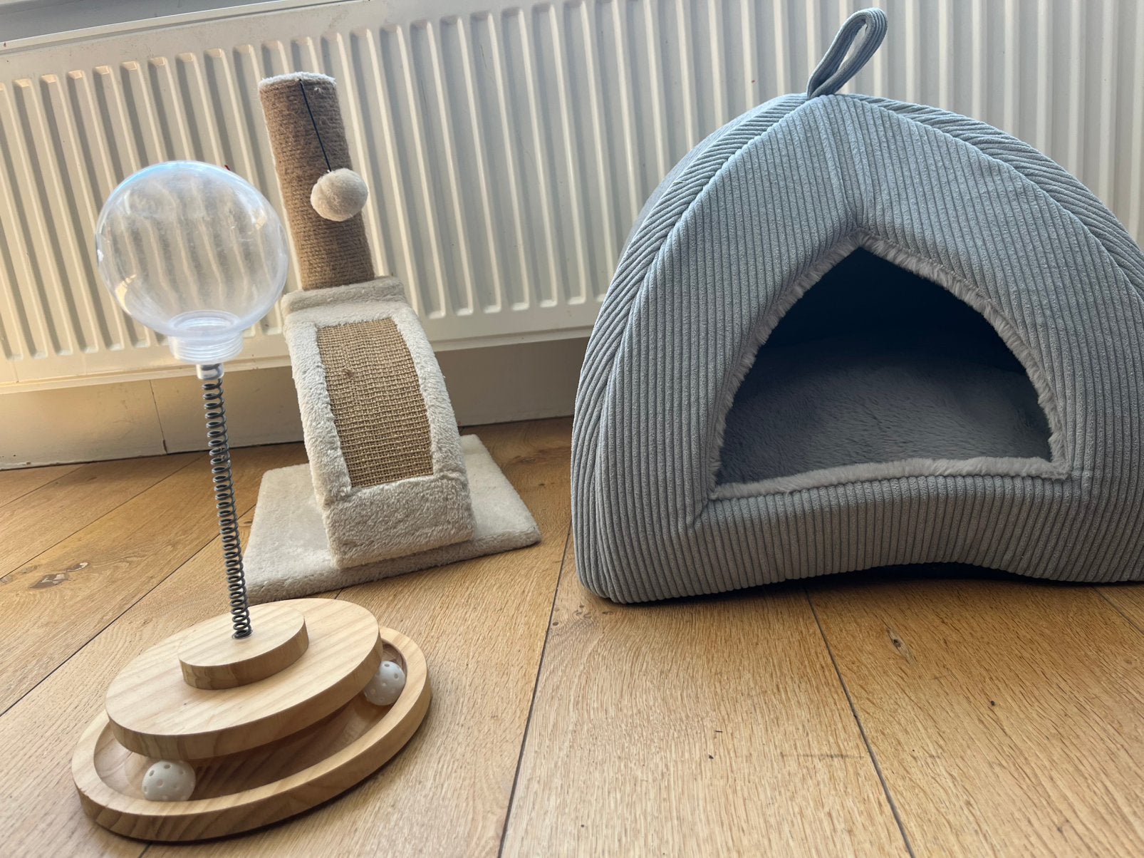Mand, krabpaal en speelgoed voor kitten, Ophalen, Zo goed als nieuw
