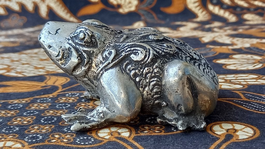 Zwaar oud Chinees zilverbrons beeldje van een kikker 8,8 cm.