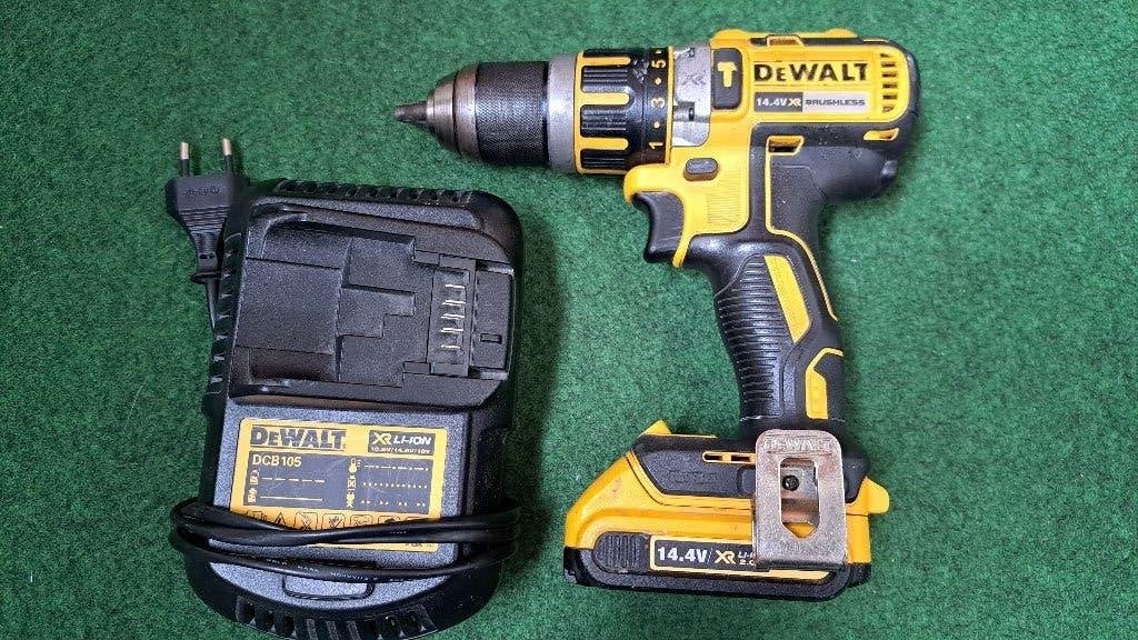 accuboormachine dewalt met accu en lader dcd737, Doe-het-zelf en Verbouw, Gereedschap | Boormachines, Gebruikt, Ophalen of Verzenden