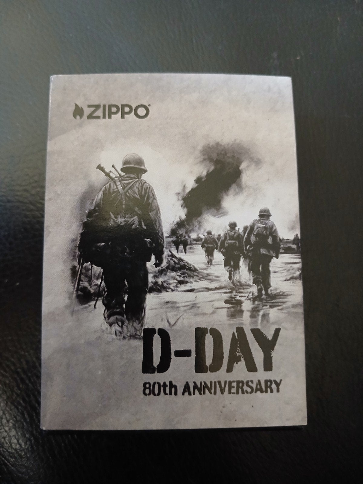 Zippo 80 jaar D Day, nieuw in doos! Zeer gelimiteerde oplage, Ophalen of Verzenden, Nieuw, Aansteker