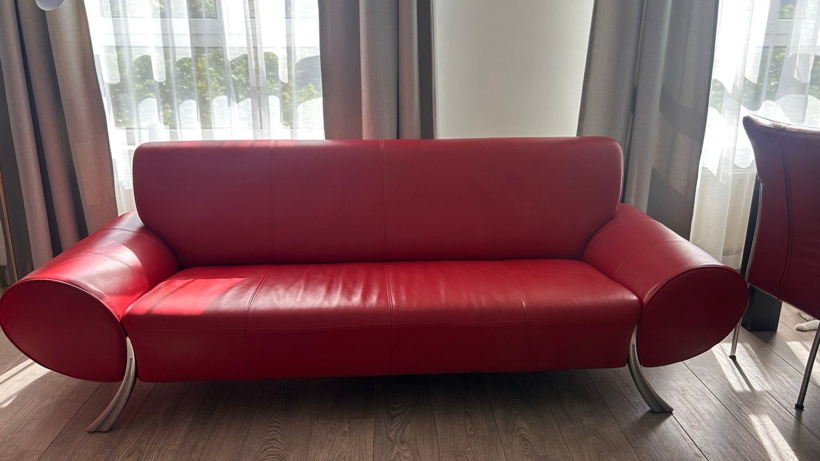 Rode 3-zitsbank met metalen poten, Ophalen, Gebruikt, Driepersoons, 75 tot 100 cm