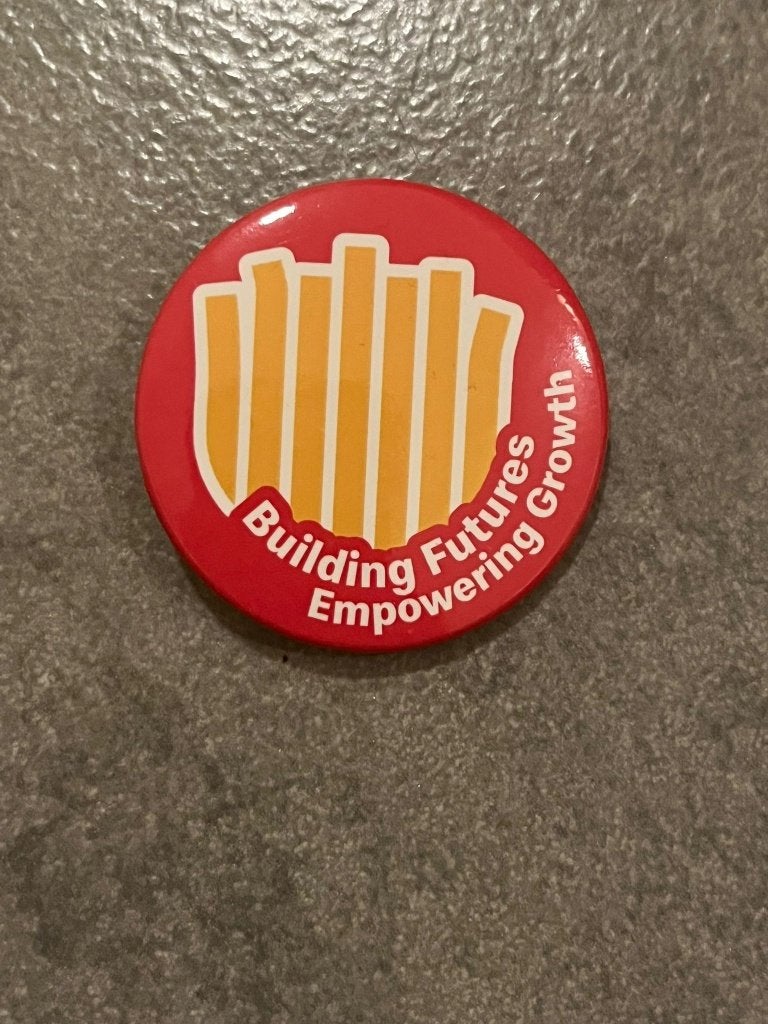 McDonald's Button, Verzamelen, Speldjes, Pins en Buttons, Ophalen of Verzenden, Nieuw, Overige onderwerpen