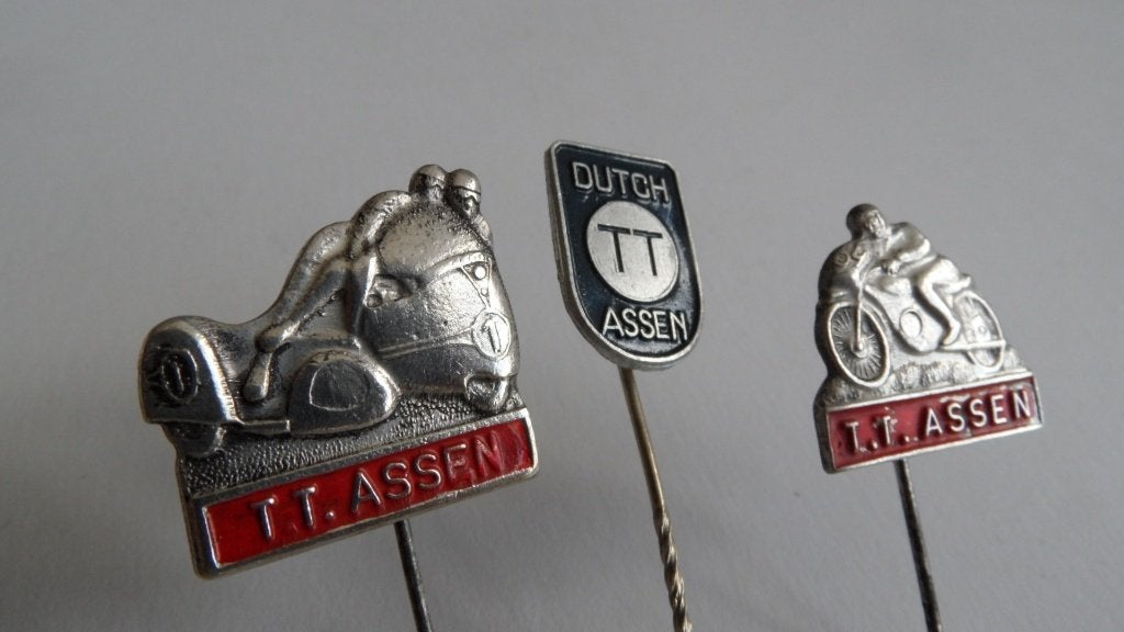 TT Assen motorwegrace spelden 3 x, Verzenden, Gebruikt, Merk, Speldje of Pin