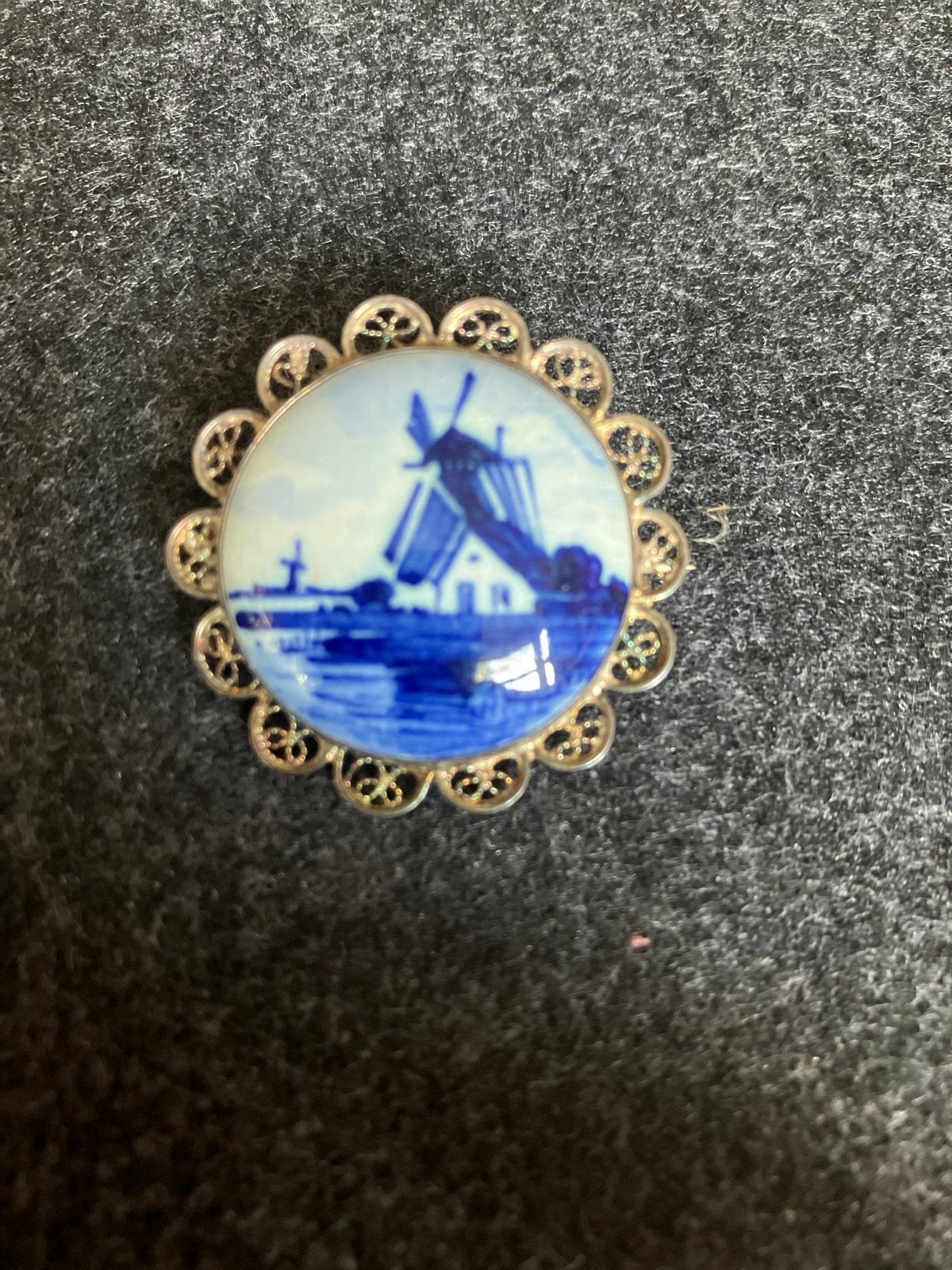 Vintage Delfts Blauw Broche met Molen en Waterlandschap, Overige materialen, 4 tot 7 cm, Gebruikt, Blauw