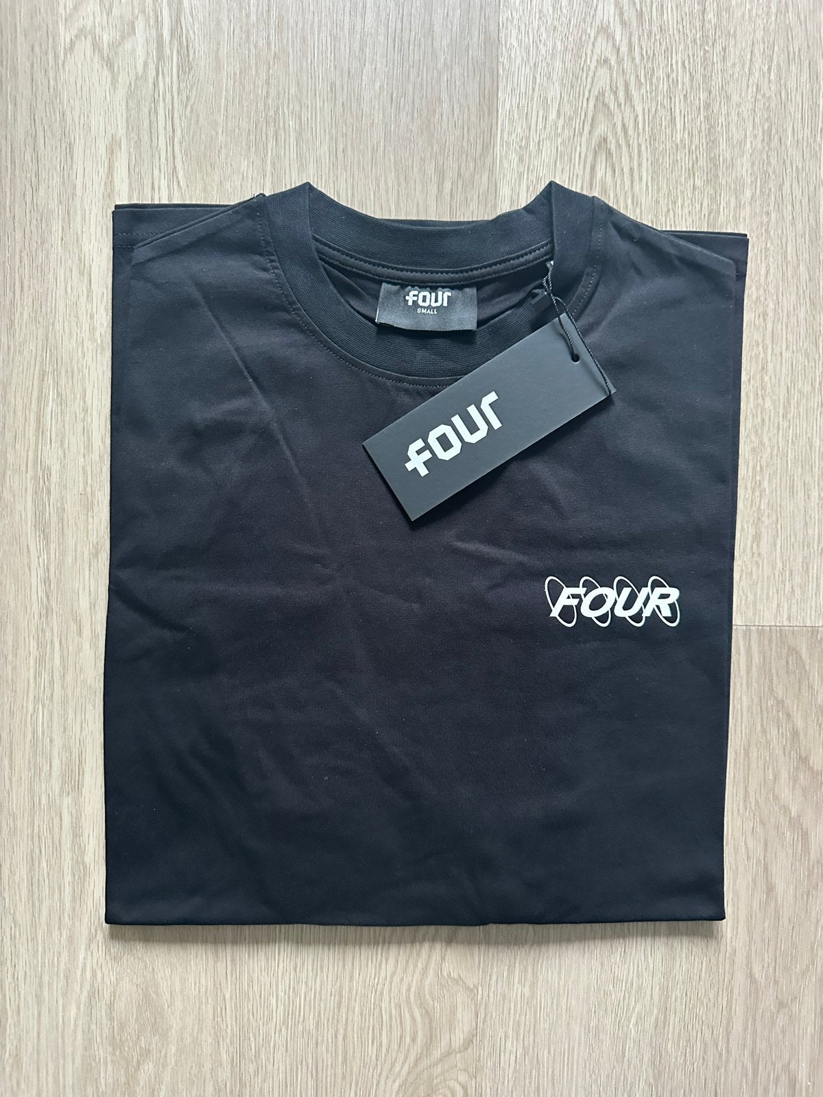 FOUR T-shirt Zwart - Maat S - Nieuw met labels, Kleding | Heren, T-shirts, Ophalen of Verzenden, Nieuw, Maat 46 (S) of kleiner