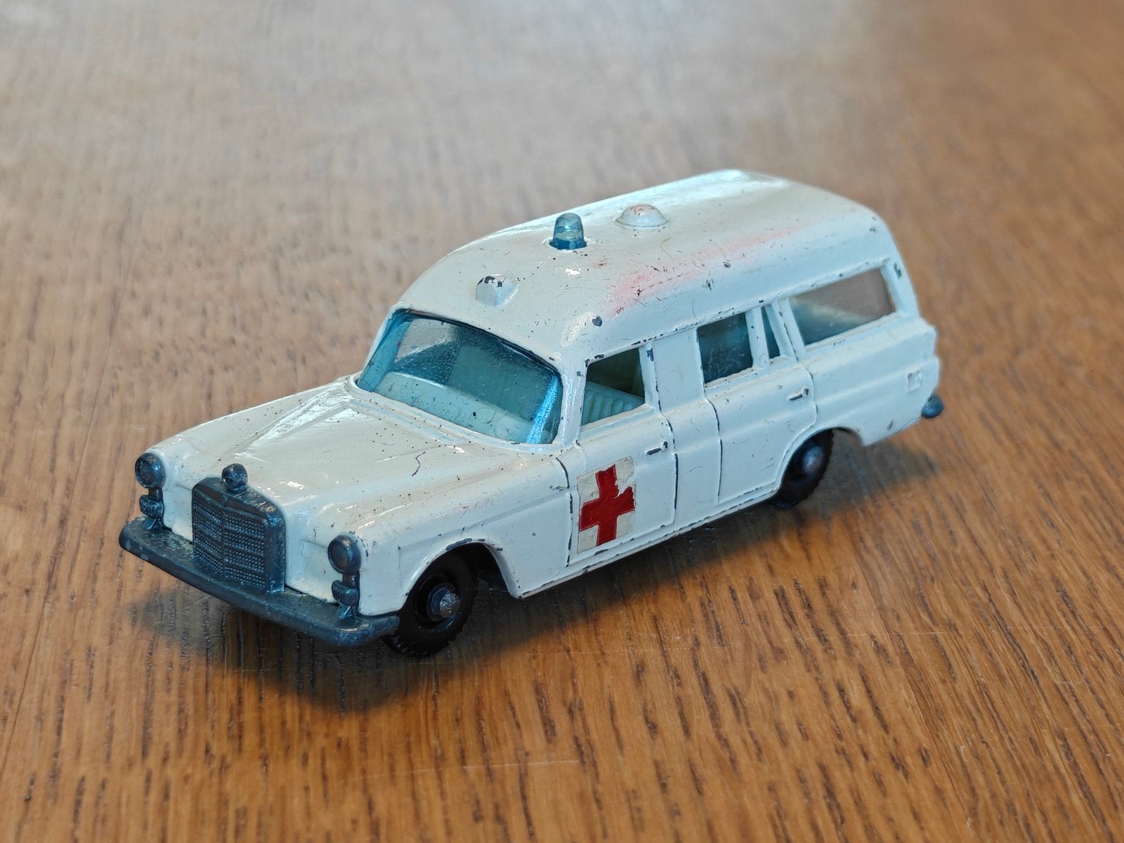 Matchbox Mercedes Binz Ambulance, Ophalen, Zo goed als nieuw, Auto