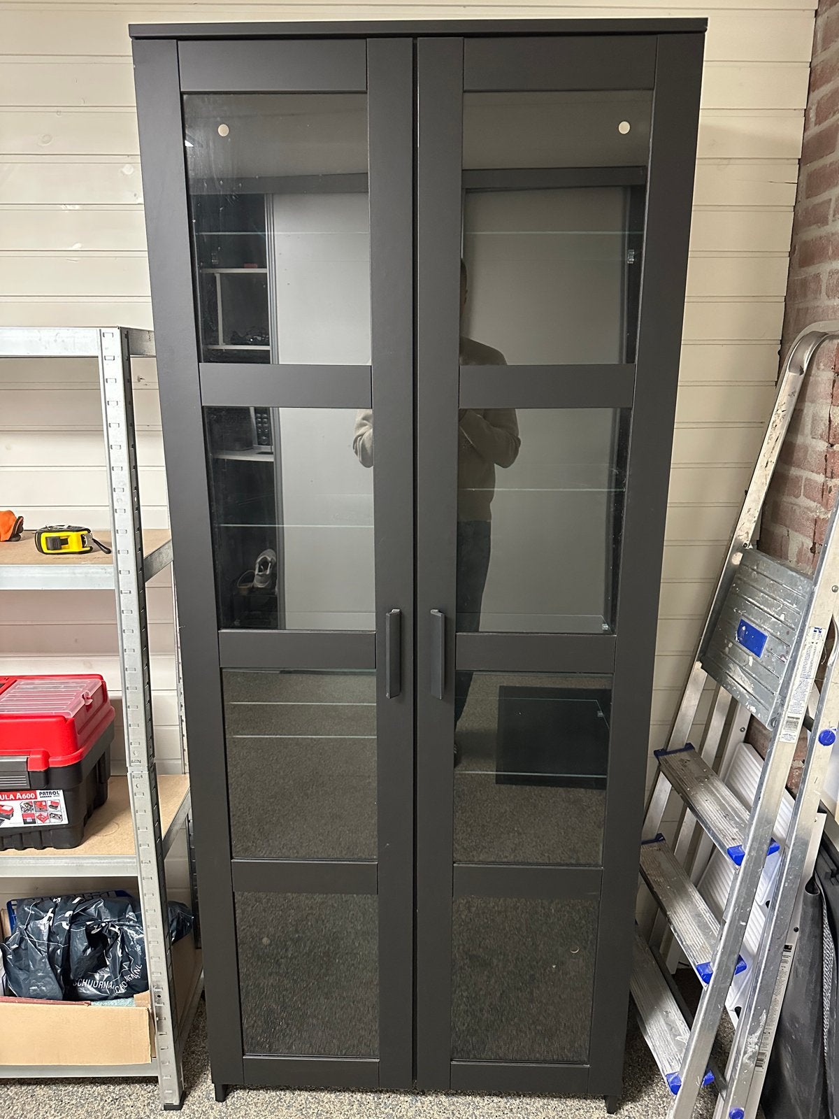 IKEA Vitrinekast - Zwart met glazen deuren, Ophalen, 50 tot 100 cm, 150 tot 200 cm, 25 tot 50 cm