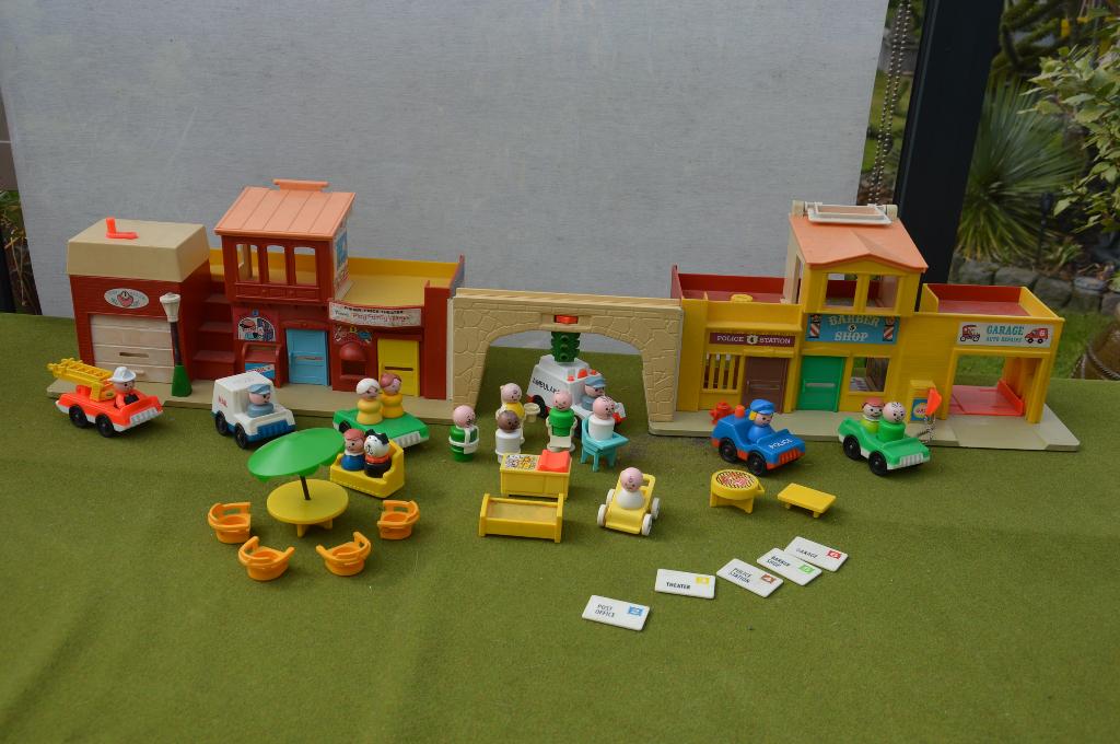 Vintage Fisher Price Family Village 1973 met 5 poststukken!, Ophalen of Verzenden, Gebruikt, Speelset