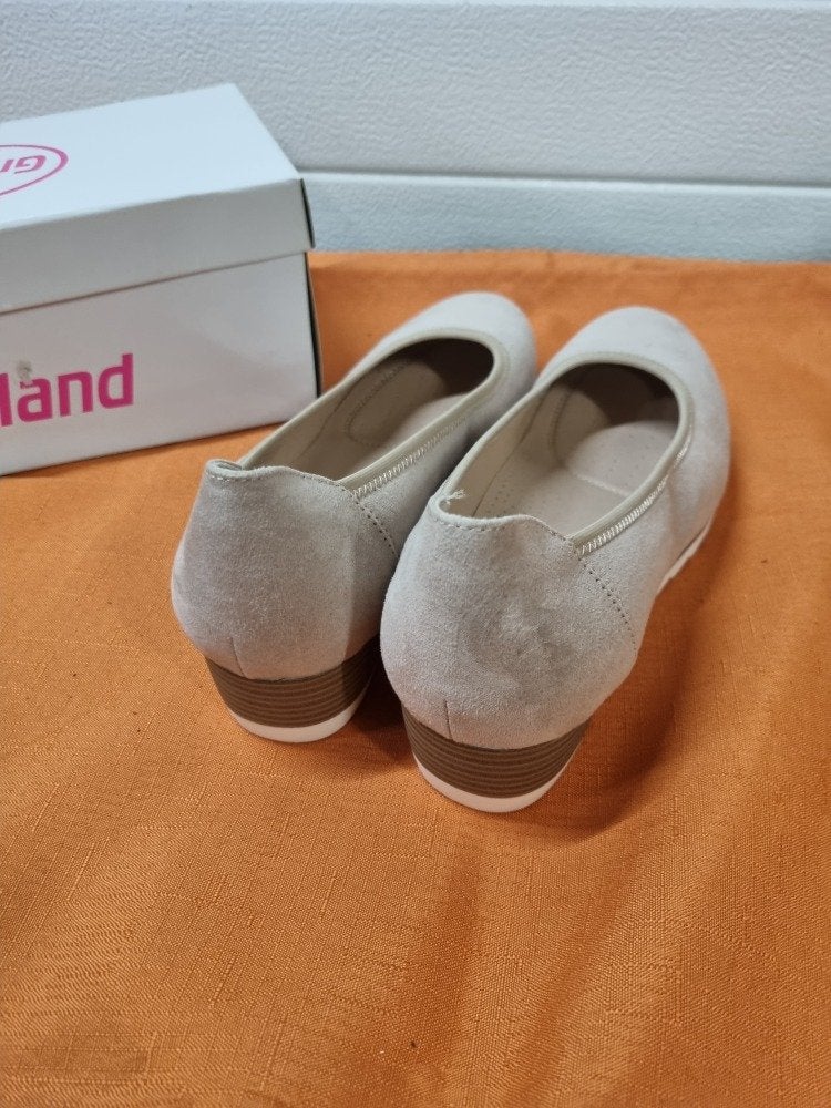 dames schoenen taupe sleehak maat 42, Kleding | Dames, Schoenen, Ophalen of Verzenden, 'T Olde Gre-j, Info@toldegrej.nl, Endepoelstraat 20f Didam