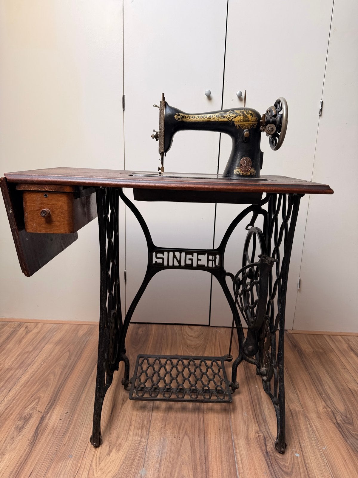 Antieke Singer Naaimachine met Tafel en Accessoires, Ophalen
