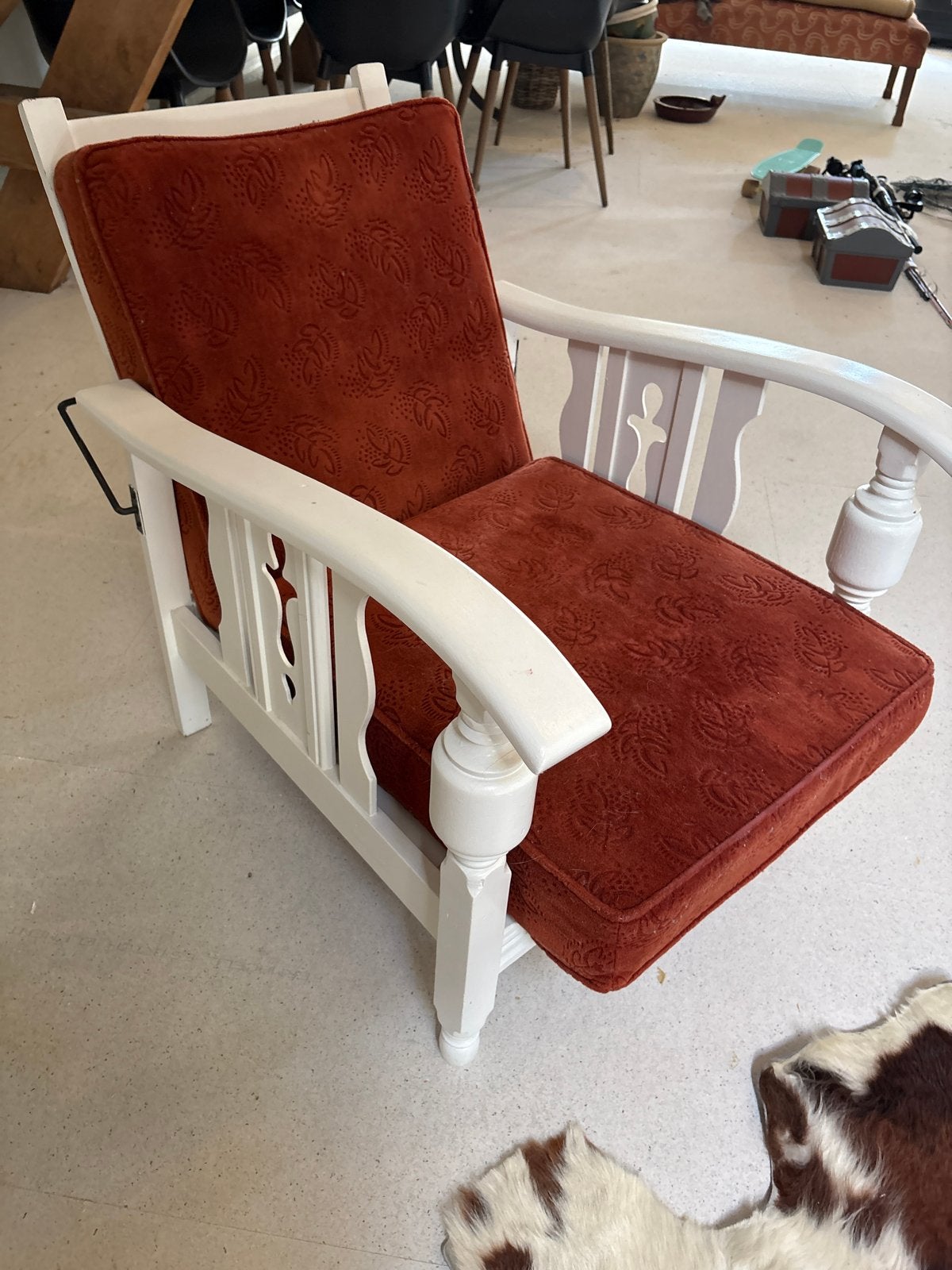 Vintage houten fauteuil met oranje kussens, Huis en Inrichting, Fauteuils, Ophalen, Gebruikt, 75 tot 100 cm, 50 tot 75 cm