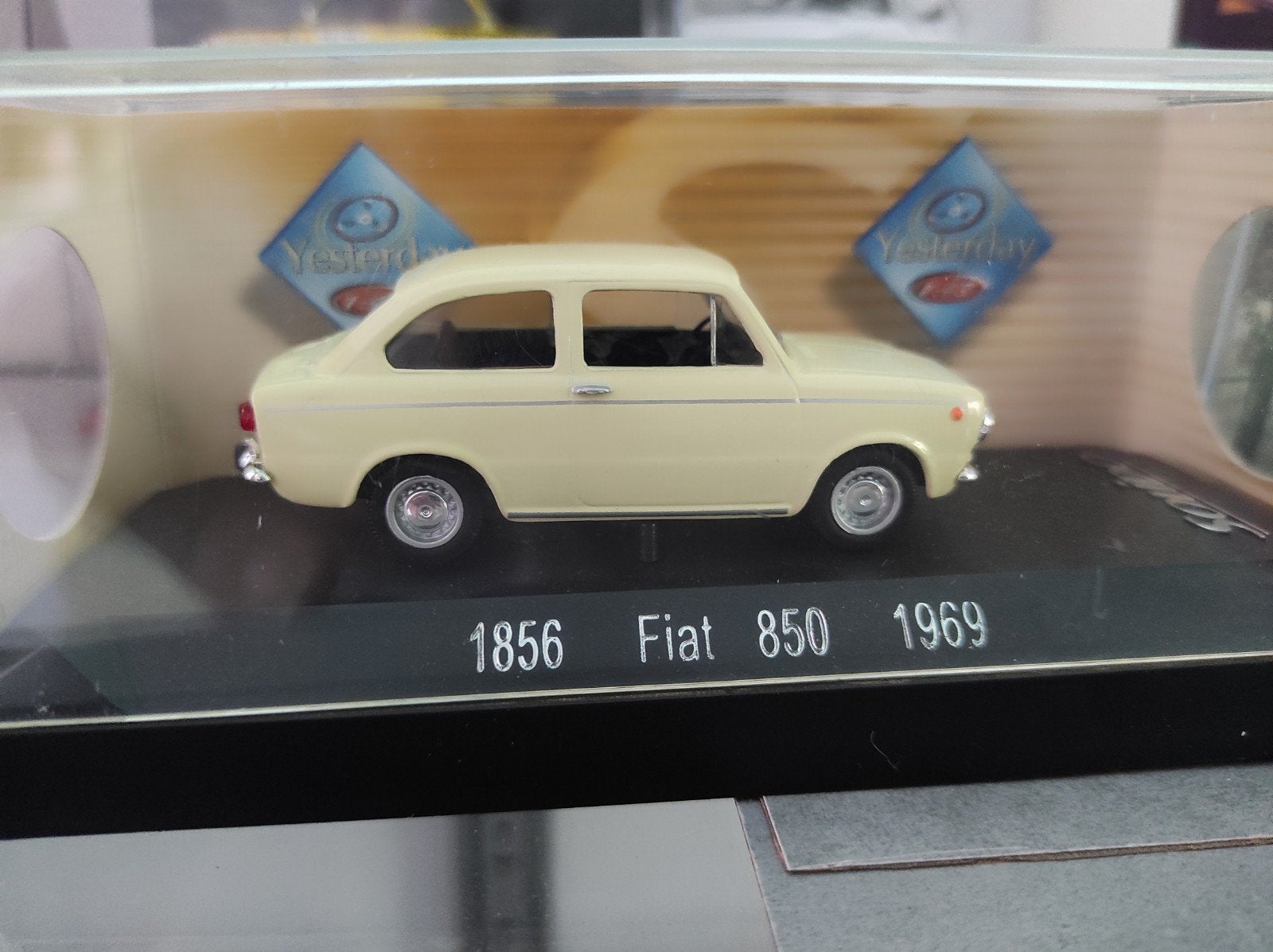 Fiat 850 beige 1969 - 1:43 in vitrinedoosje., Ophalen of Verzenden, Nieuw, Auto, Overige merken