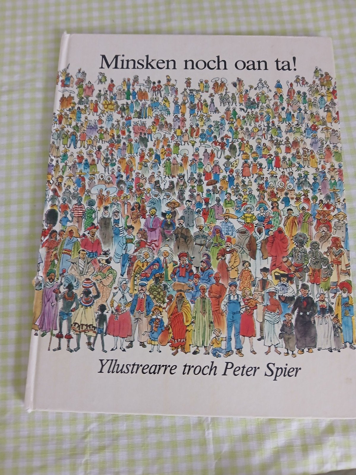Minsken noch oan ta! - Peter Spier (Fries), Boeken, Ophalen of Verzenden, Gelezen, Peter Spier, Fictie algemeen