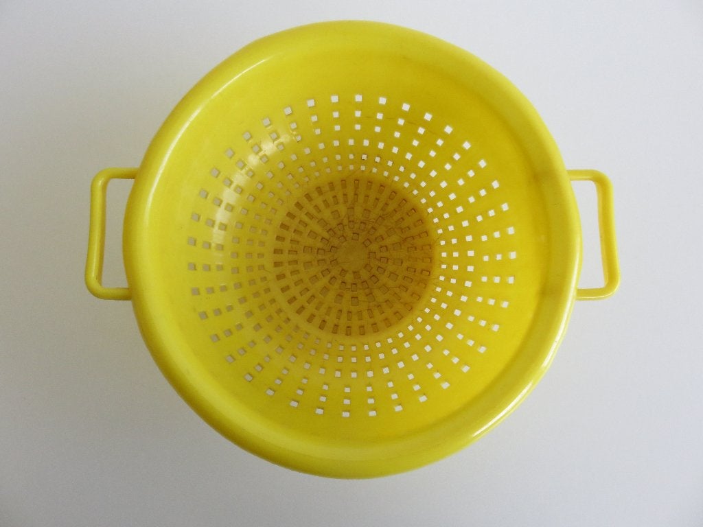 Vintage kunststof geel vergiet Gubin Denmark, Ophalen of Verzenden, Overige typen, Gebruikt, Kunststof