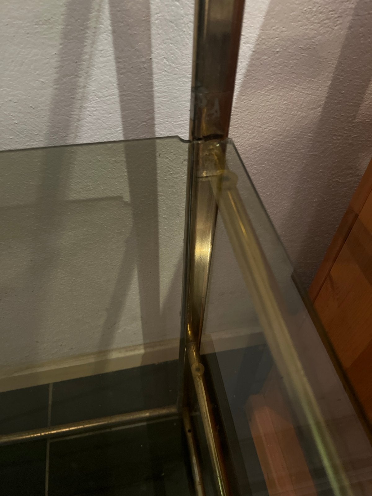 Goudkleurige kast vitrinekast  met Glazen Planken, Ophalen, Gebruikt