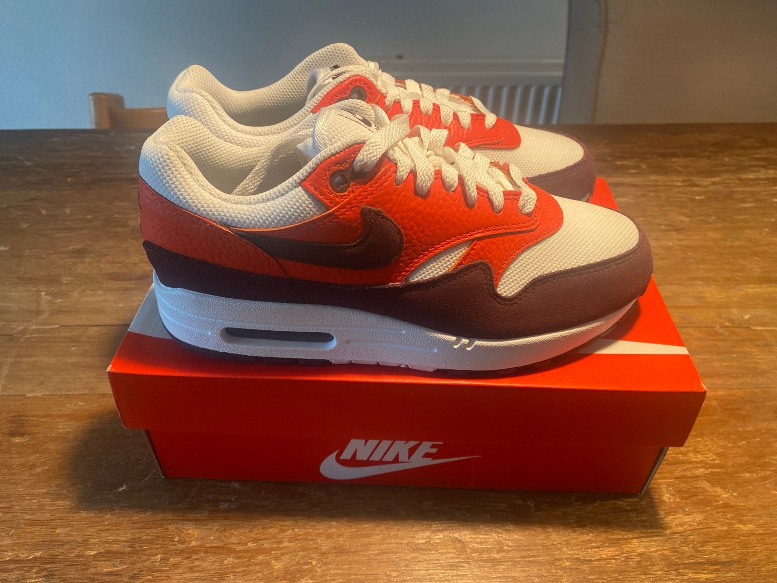 Nike Air Max 1 Summit White Burgundy Crush, Ophalen of Verzenden, Nieuw, Wit, Sneakers of Gympen
