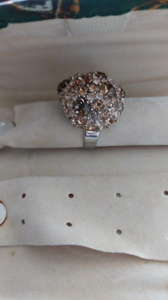 RING: zilverkleurig*bolvorm met bruine& oze strass steentjes, Overige materialen, Gebruikt, 19 tot 20, Ophalen of Verzenden
