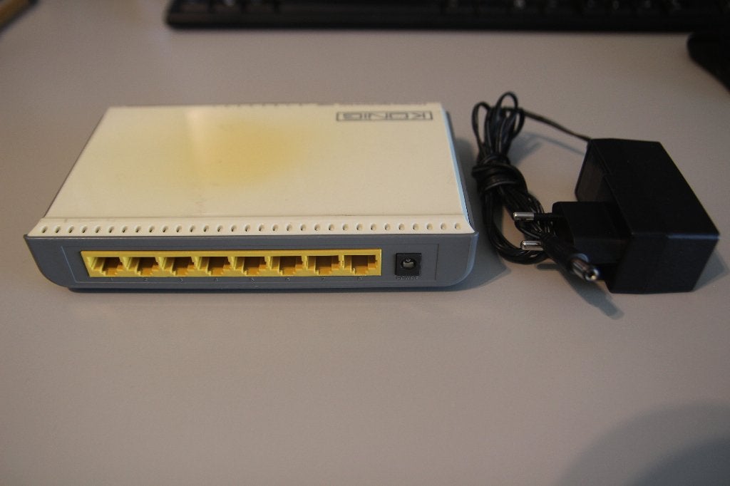 König 8 port switch 100 / 1000MBIT + div. kabels CMP-EMUB53, Ophalen of Verzenden, Gebruikt