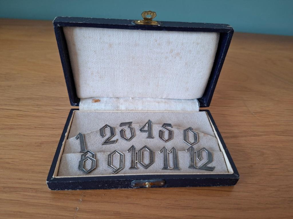 Antieke Zilveren Tafelnummers in doosje, Ophalen of Verzenden, Zilver