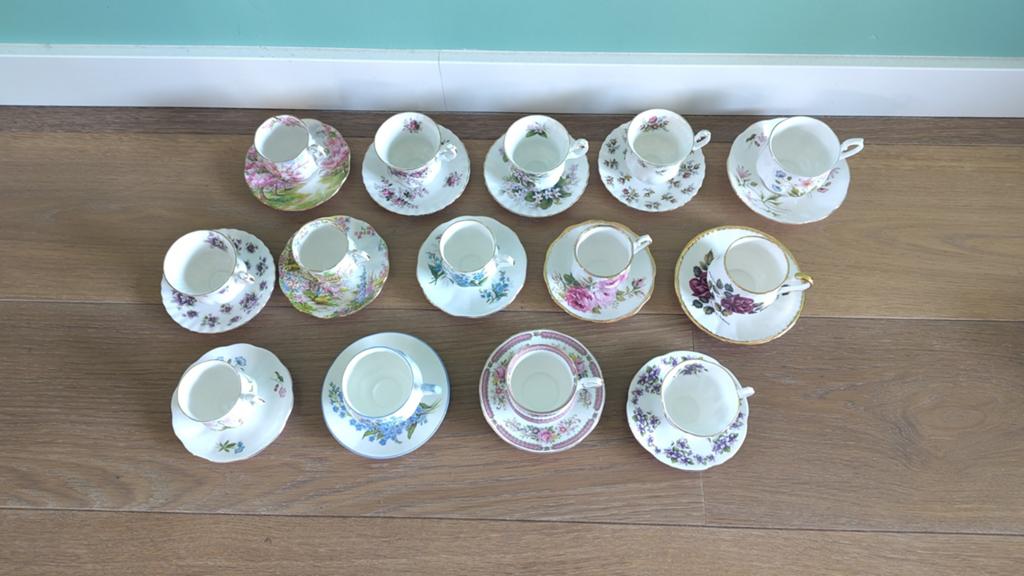 Gebloemde porseleinen koffiekopjes / theekopjes met schotel, Verzamelen, Ophalen, Zo goed als nieuw, Porselein, Kop en/of schotel