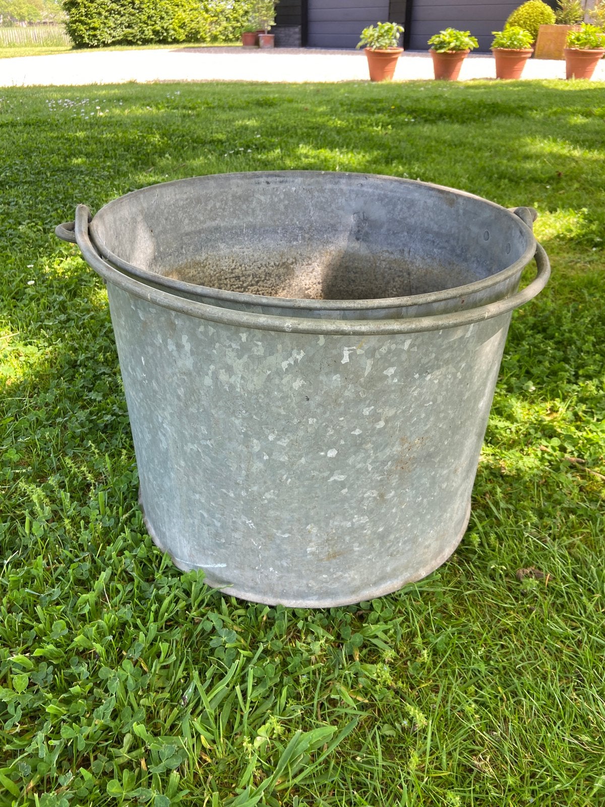 SCHUUR OPRUIMING grote zware ronde zinken ton bloempot, Ophalen