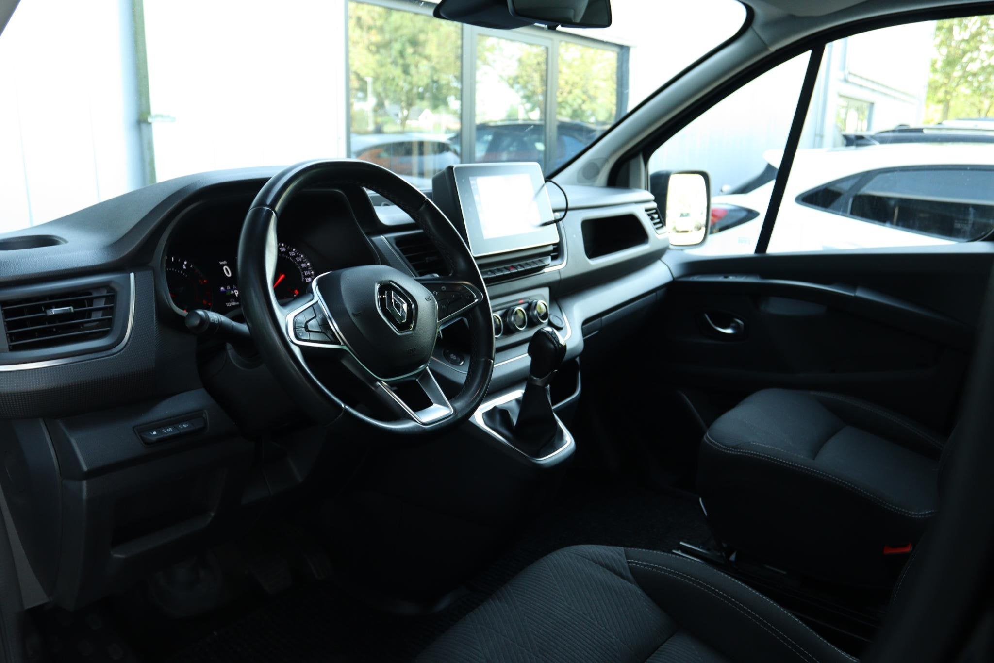RENAULT TRAFIC 2.0 DCI 150PK T29 L2H1 DC LUXE AUT. 2 SCHUIFD, Auto's, Voorwielaandrijving, Stof, Gebruikt, 4 cilinders