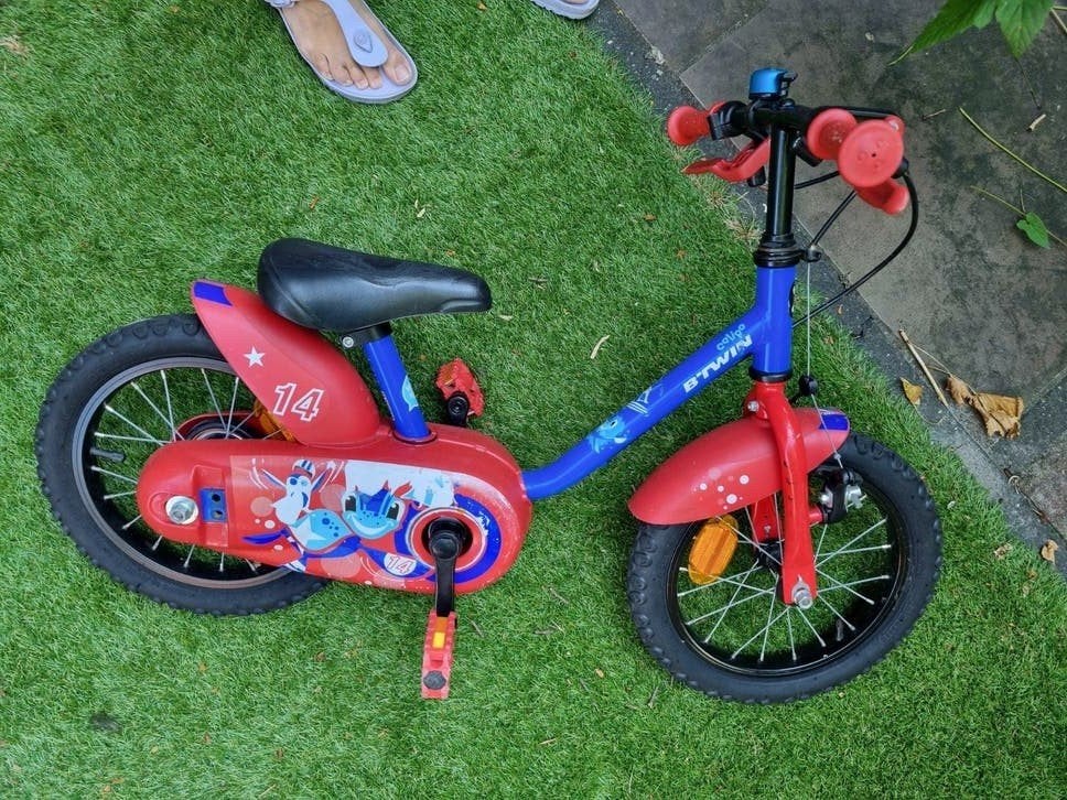 B'Twin kinderfiets 14 inch rood/blauw met zijwieltjes, Ophalen, Zijwieltjes, Velgrem, B'Twin