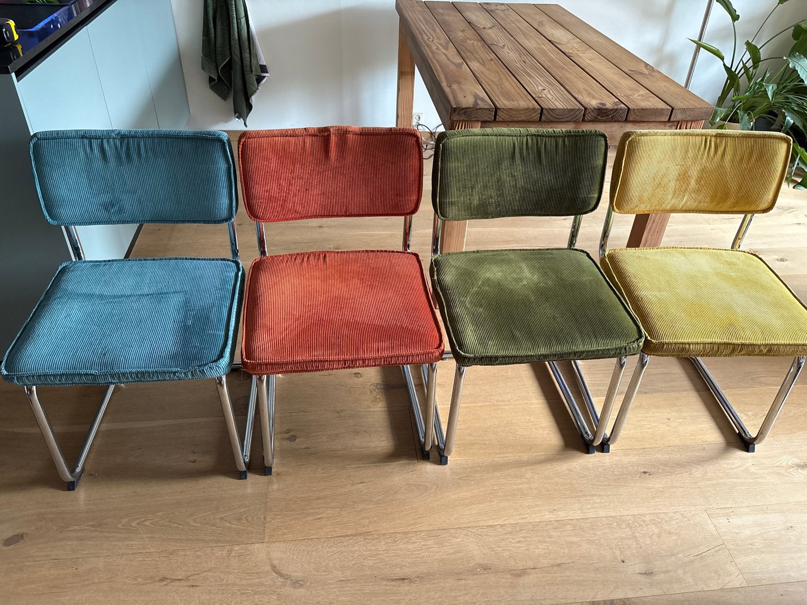Set van 4 vintage ribfluwelen stoelen, Ophalen