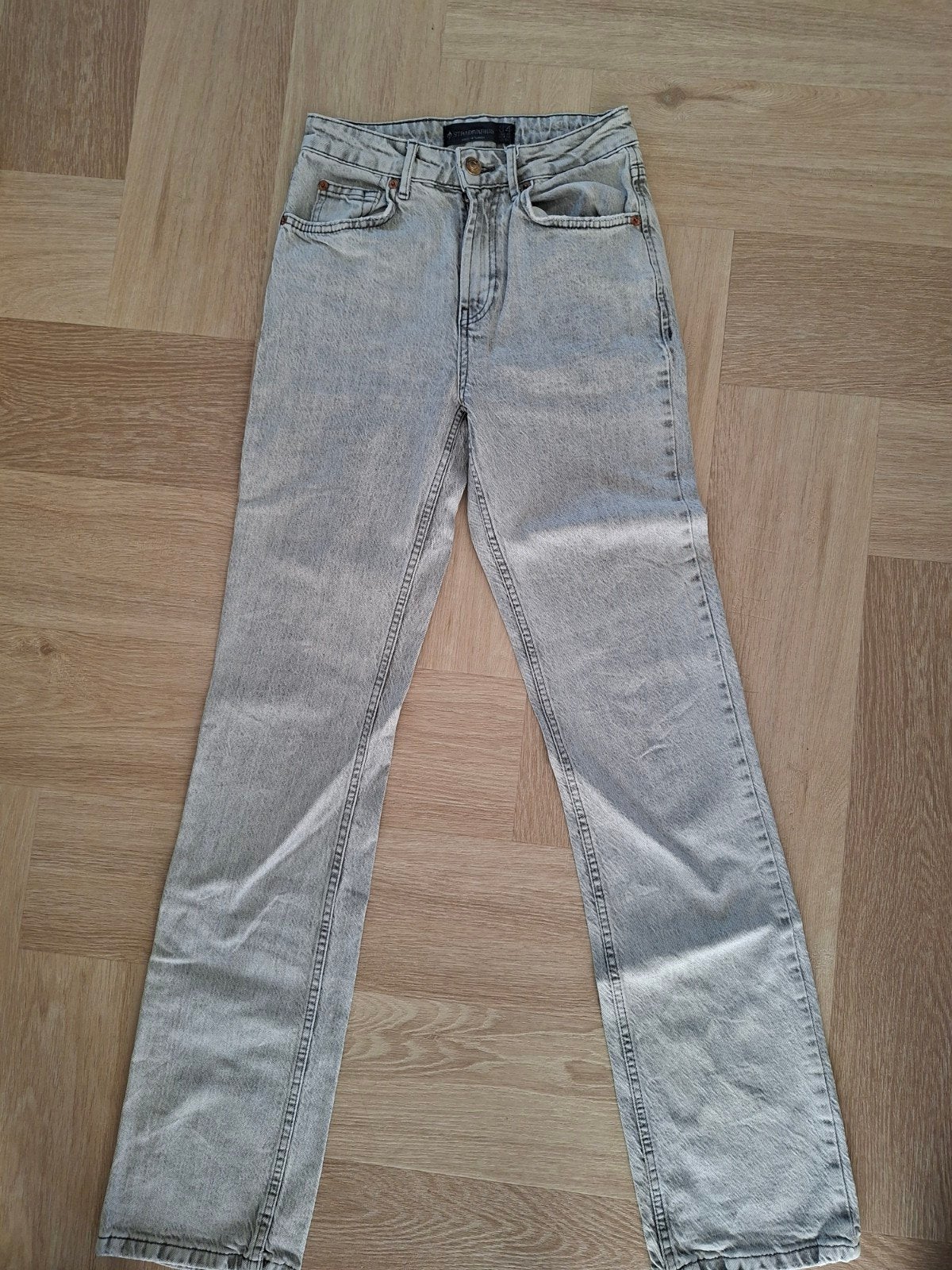 Stradivarius jeans maat 34, Overige jeansmaten, Ophalen of Verzenden, Zo goed als nieuw, Grijs