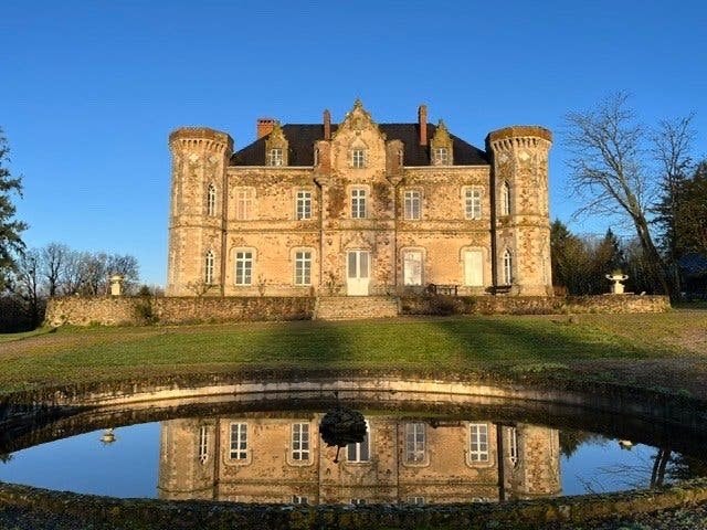Prachtig château met 11 hectare land in de Vendée Frankrijk, 668 m², Overige soorten, Frankrijk, 11 kamers