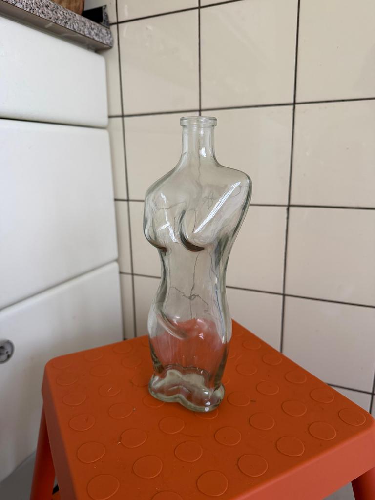 Vaasje/flesje in de vorm van een vrouwenlichaam, Gebruikt, Overige kleuren, Ophalen of Verzenden, Glas