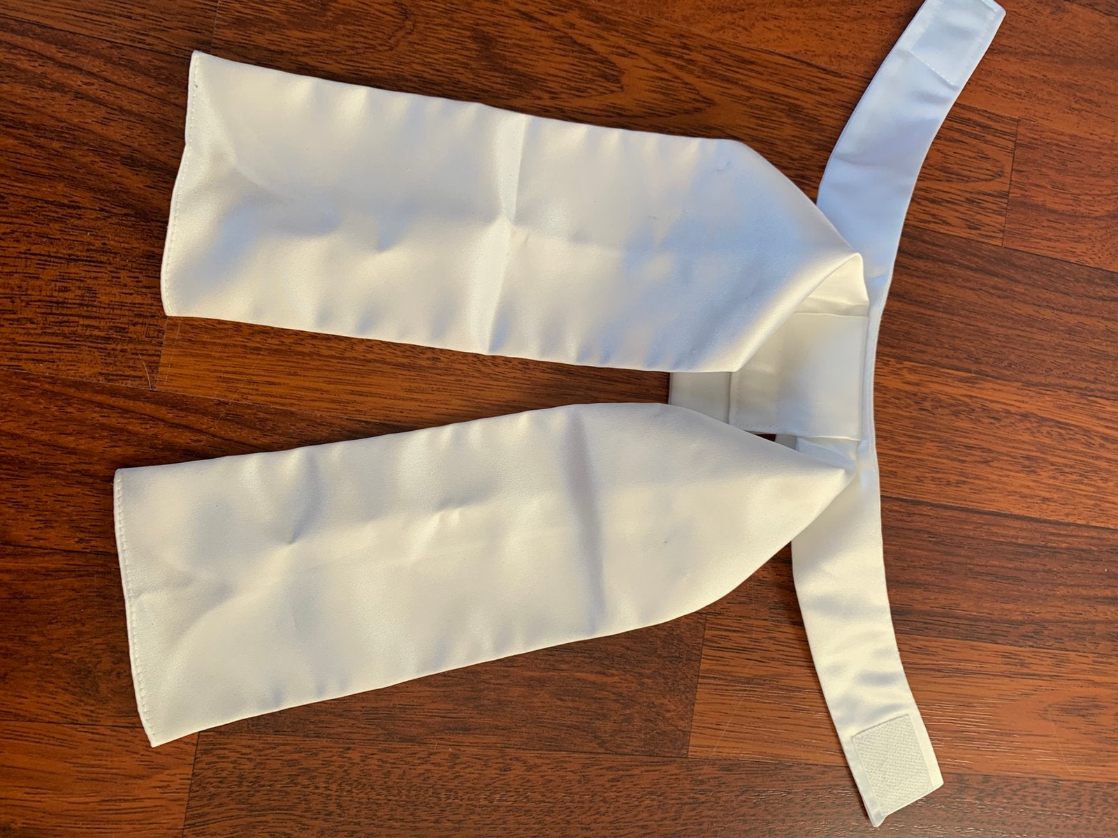 Plastron satijn achtig, Dieren en Toebehoren, Ophalen of Verzenden, Zo goed als nieuw, Dressuur, Bovenkleding