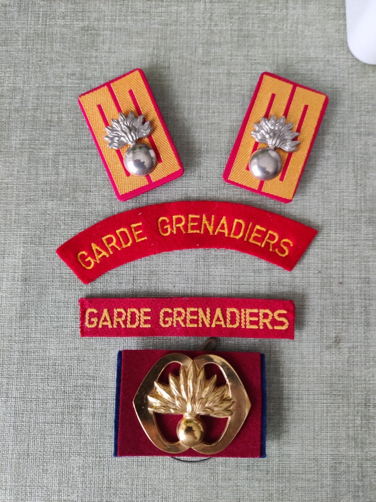 Setje grenadiers, Verzamelen, Militaria | Algemeen, Verzenden, Landmacht, Nederland, Embleem of Badge
