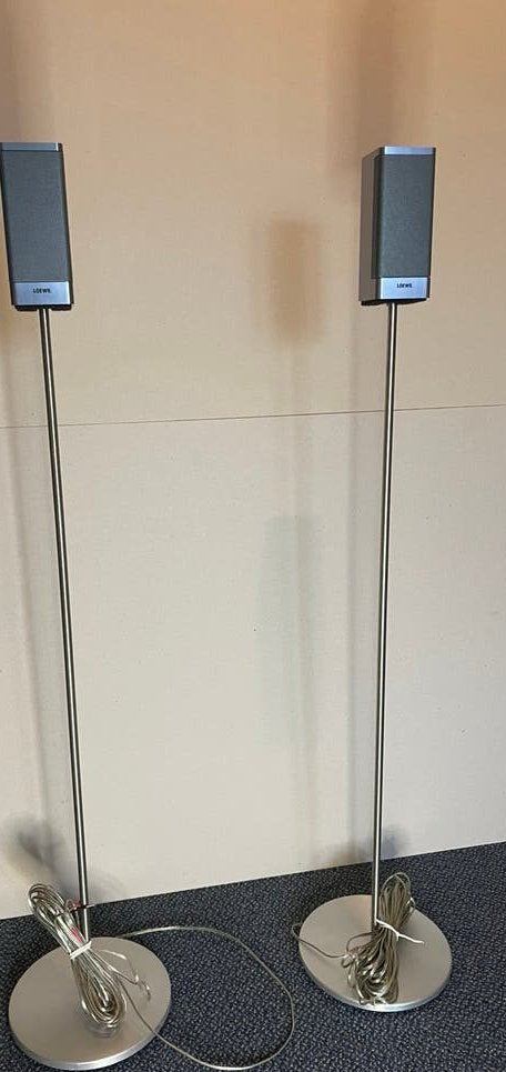 Loewe S1 Satelliet op originele stands (Zwart / Alu) + Kabel, Stereo speakers, Stofbestendig, Zo goed als nieuw, 60 tot 120 watt