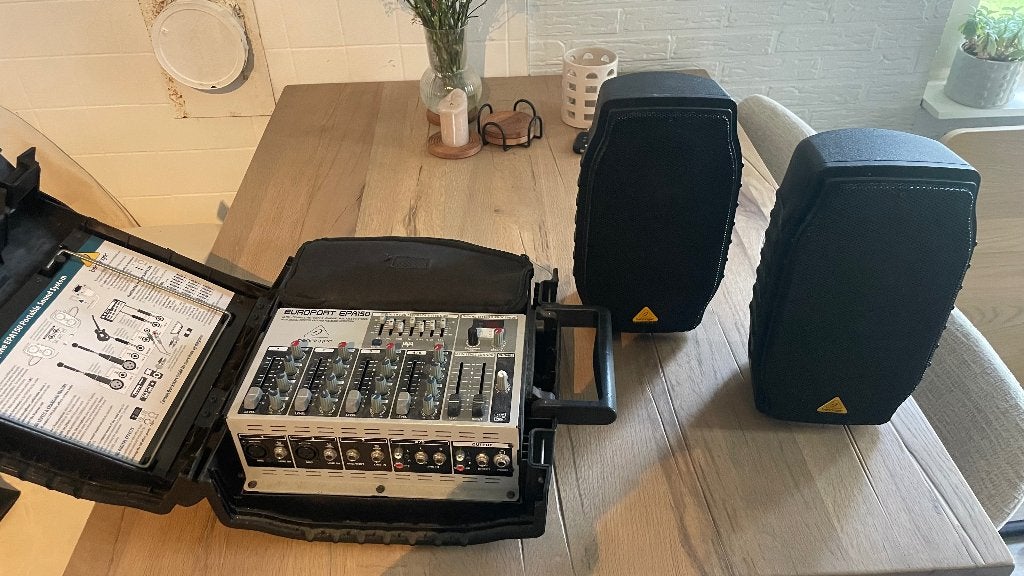 Behringer Portable Sound System incl. Microfoon, Ophalen, Zo goed als nieuw, Minder dan 5 kanalen, Microfooningang