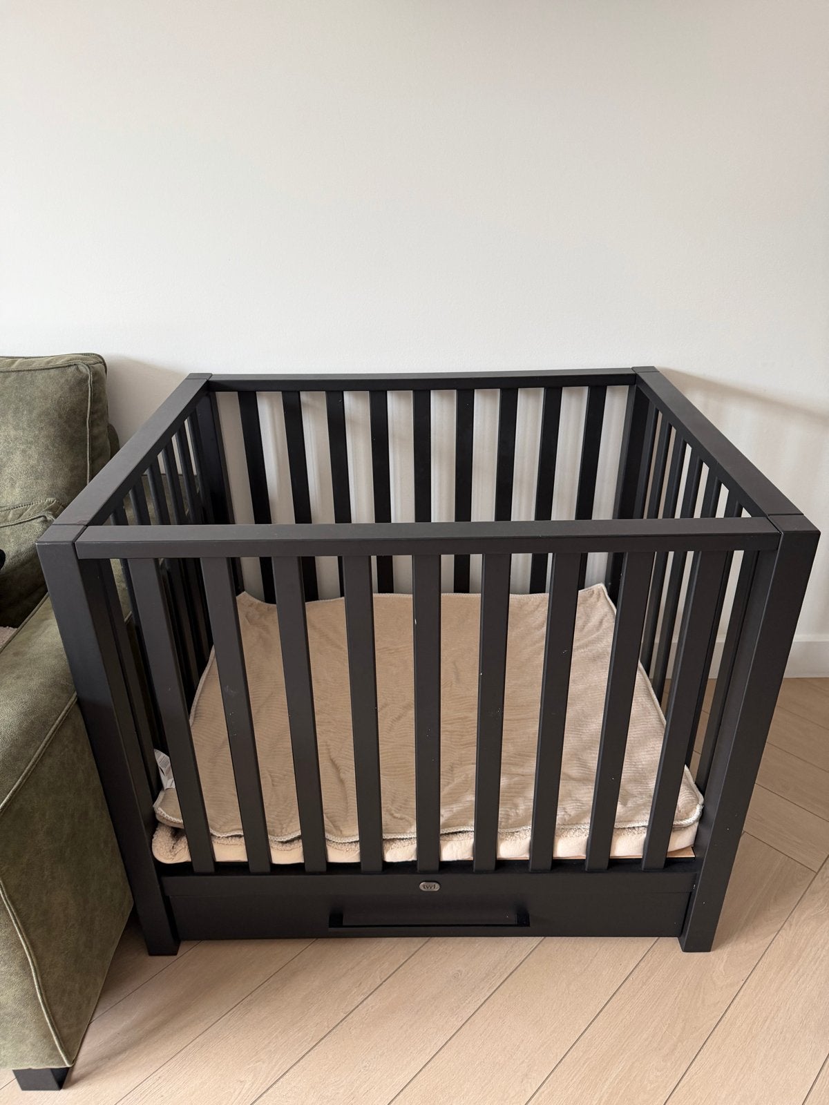 TWF Box Zwart met Lade + 2 Koeka Boxkleden, Kinderen en Baby's, Ophalen of Verzenden, Zo goed als nieuw, Vierkant, Boxkleed