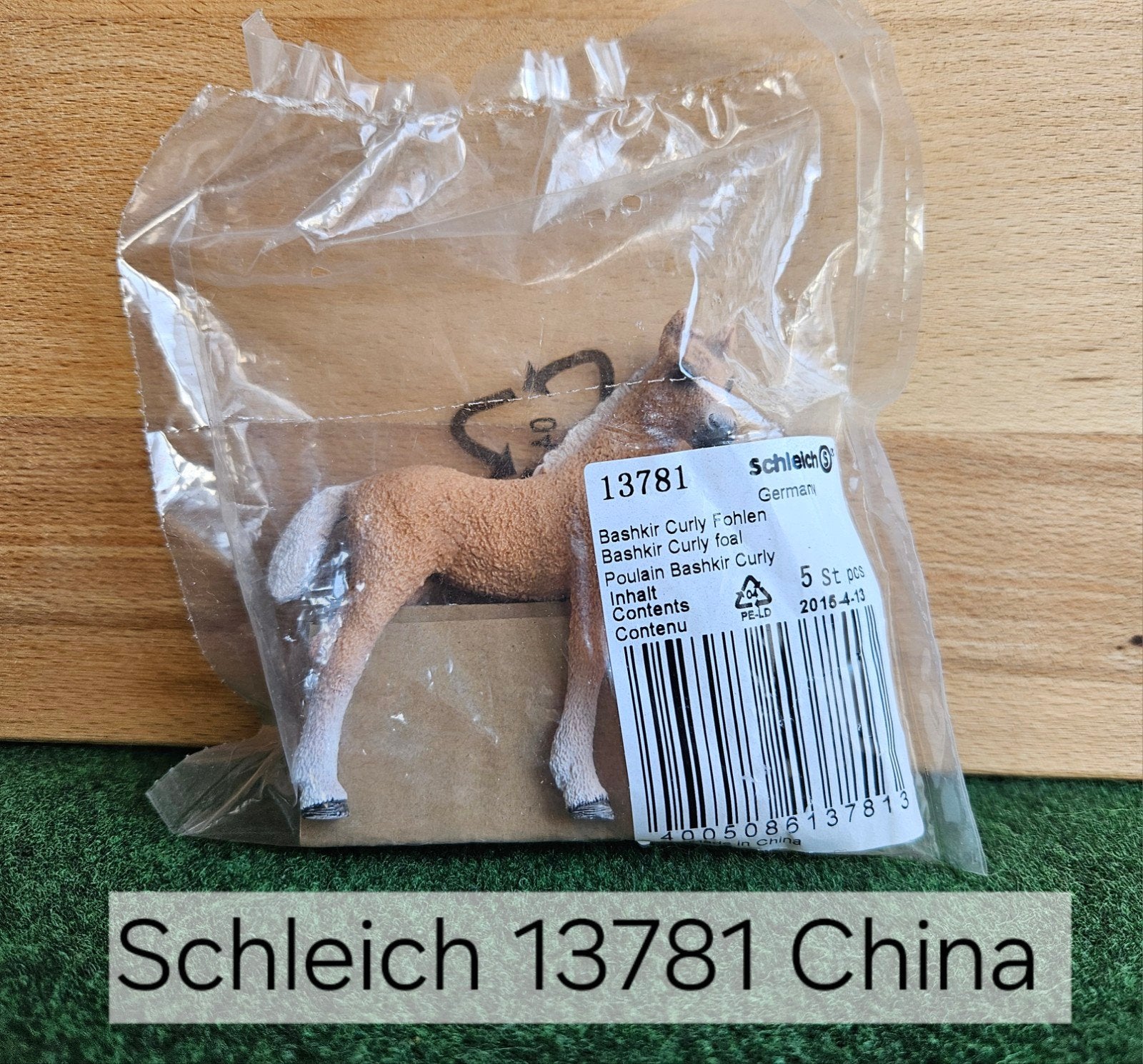 Schleich 13781 Curly veulen met vaantje uit 2015, Ophalen of Verzenden, Zo goed als nieuw, Paard, Beeldje of Figuurtje