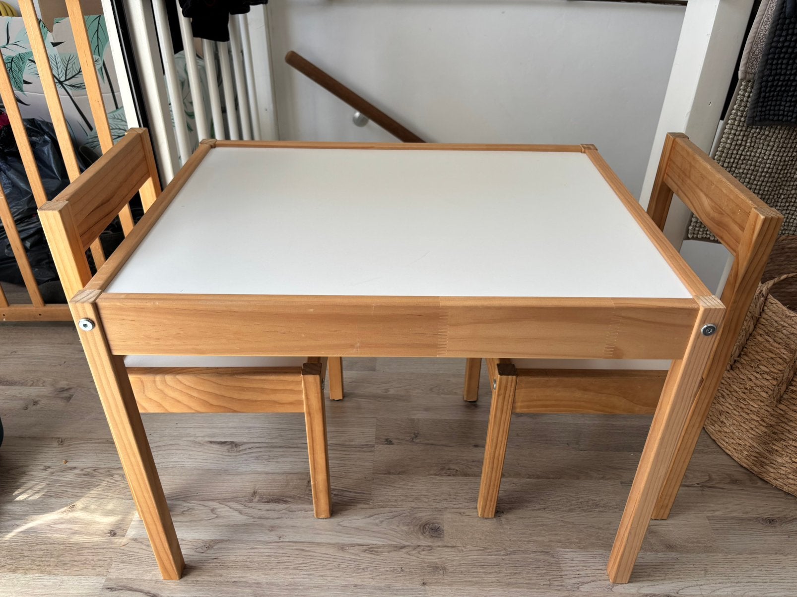 Kindertafel met twee stoelen, Ophalen, Zo goed als nieuw, Stoel(en)