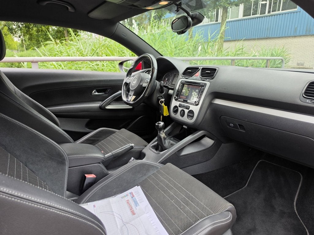Volkswagen Scirocco 1.4 TSI 174pk Boekjes/Nw APK 18" ✅, Auto's, Volkswagen, Euro 5, 15 km/l, Gebruikt, 4 stoelen