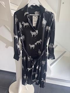 Zara splinternieuwe jurk met kaartjes aan maat M, Kleding | Dames, Maat 38/40 (M), Nieuw, Ophalen of Verzenden, Onder de knie