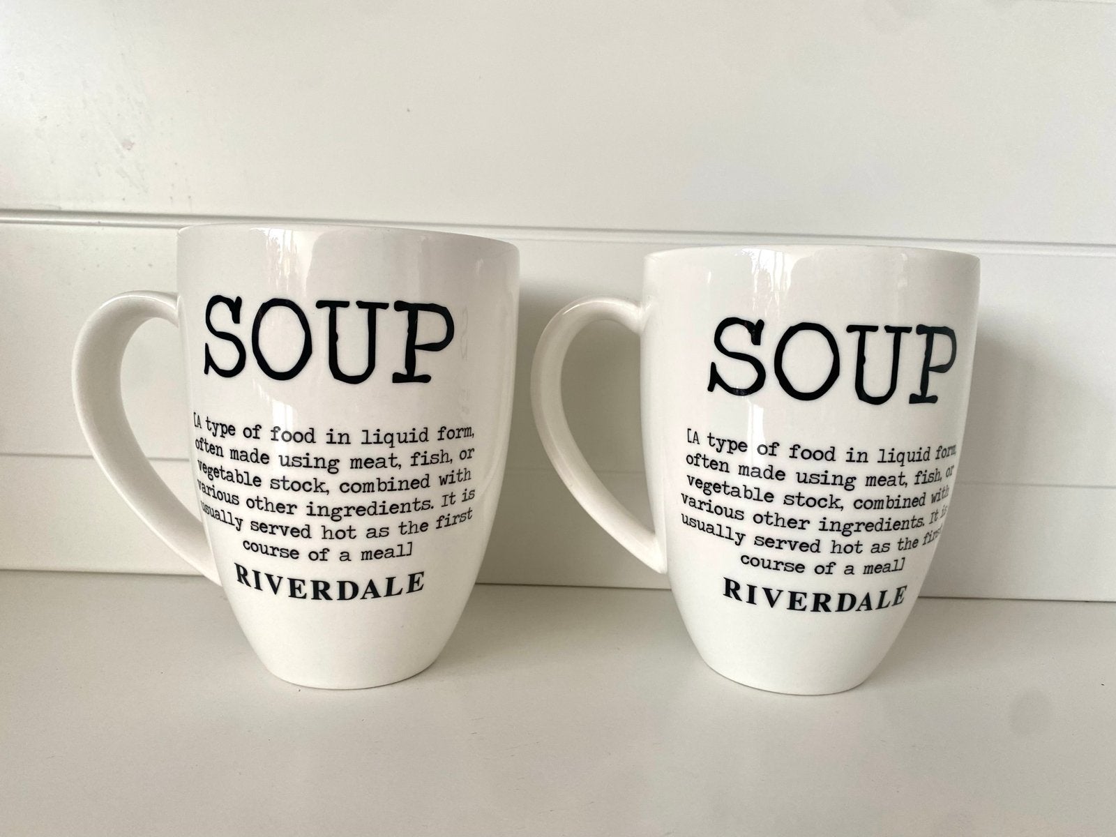 Riverdale SOUP mokken - set van 2 - wit met zwarte tekst, Overige typen, Ophalen of Verzenden, Zo goed als nieuw, Steen/keramiek