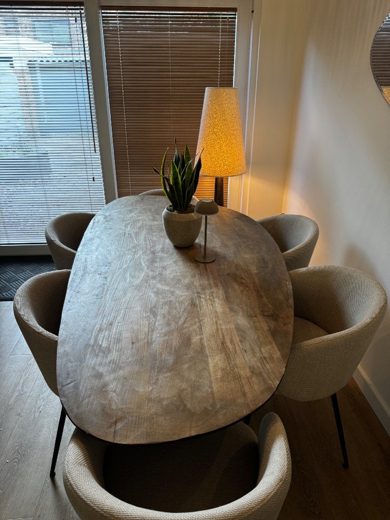 Ovale Mangohouten Eettafel met zwarte metalen Spinpoot, 100 tot 150 cm, 200 cm of meer, Ophalen of Verzenden, Zo goed als nieuw