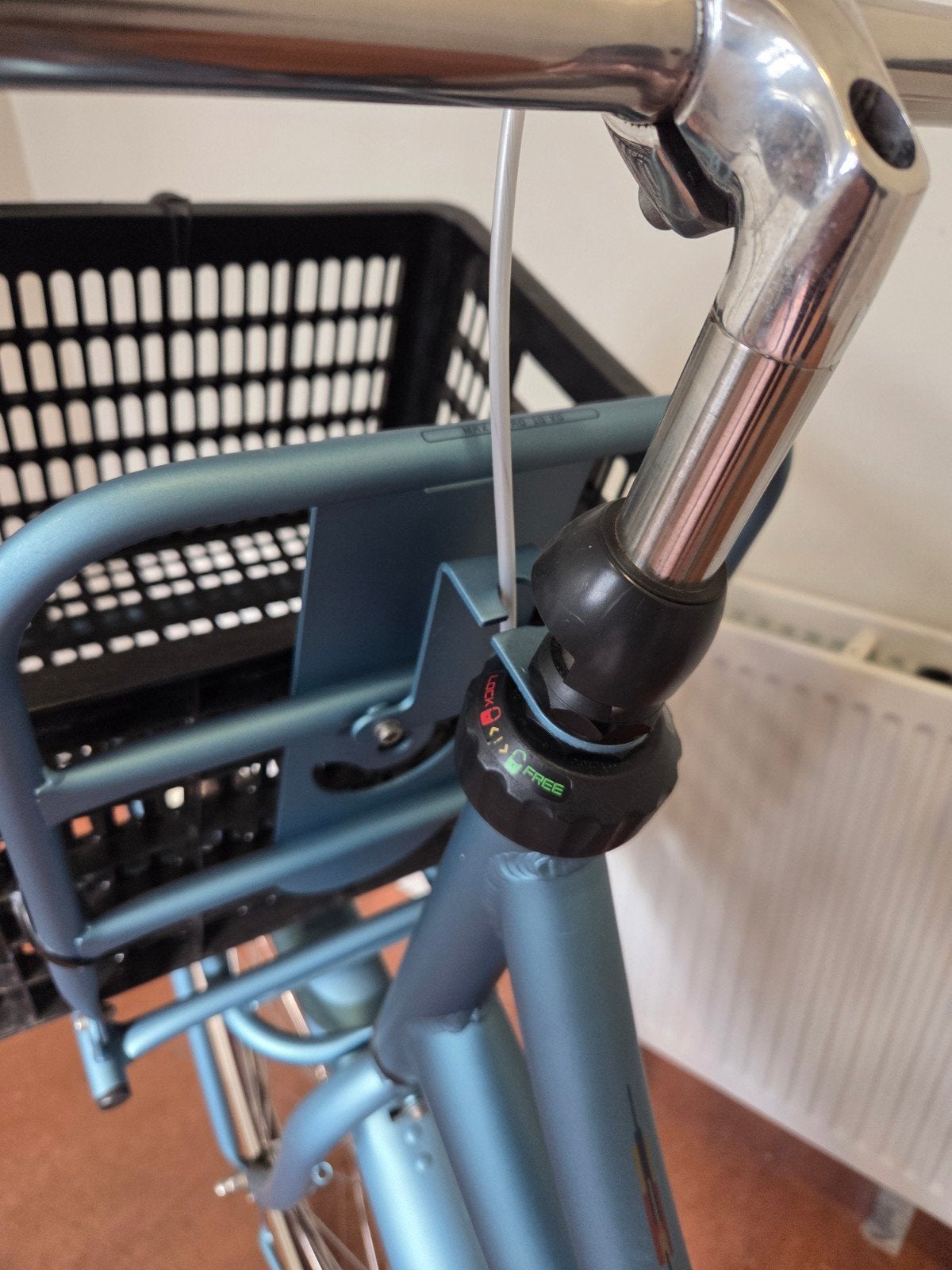 Foto 7 van Cortina Damesfiets Metallic Blauw–Nette Stadsfiets met Krat