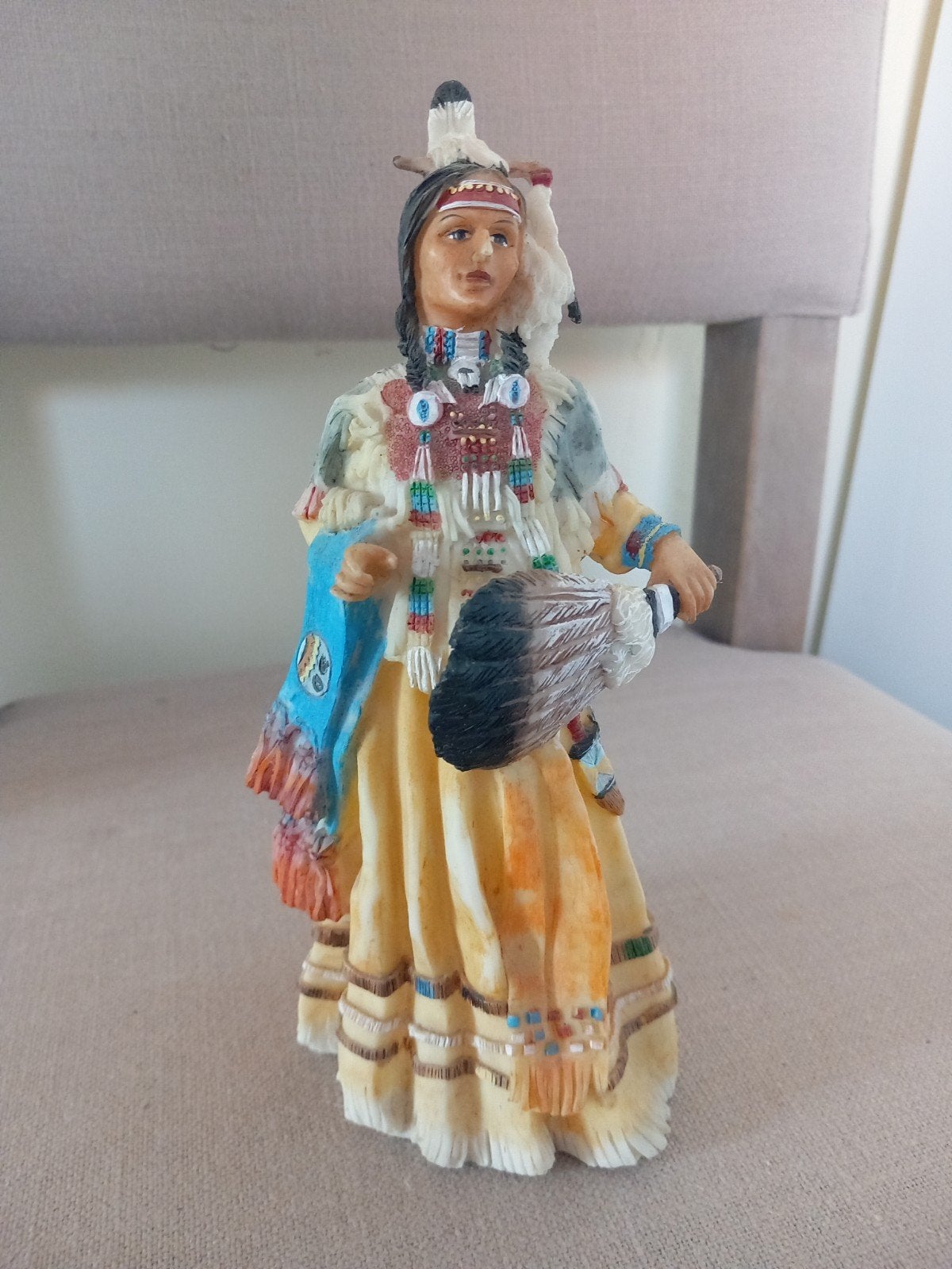 Beeldje Native American Vrouw met Veer, Ophalen of Verzenden, Mens