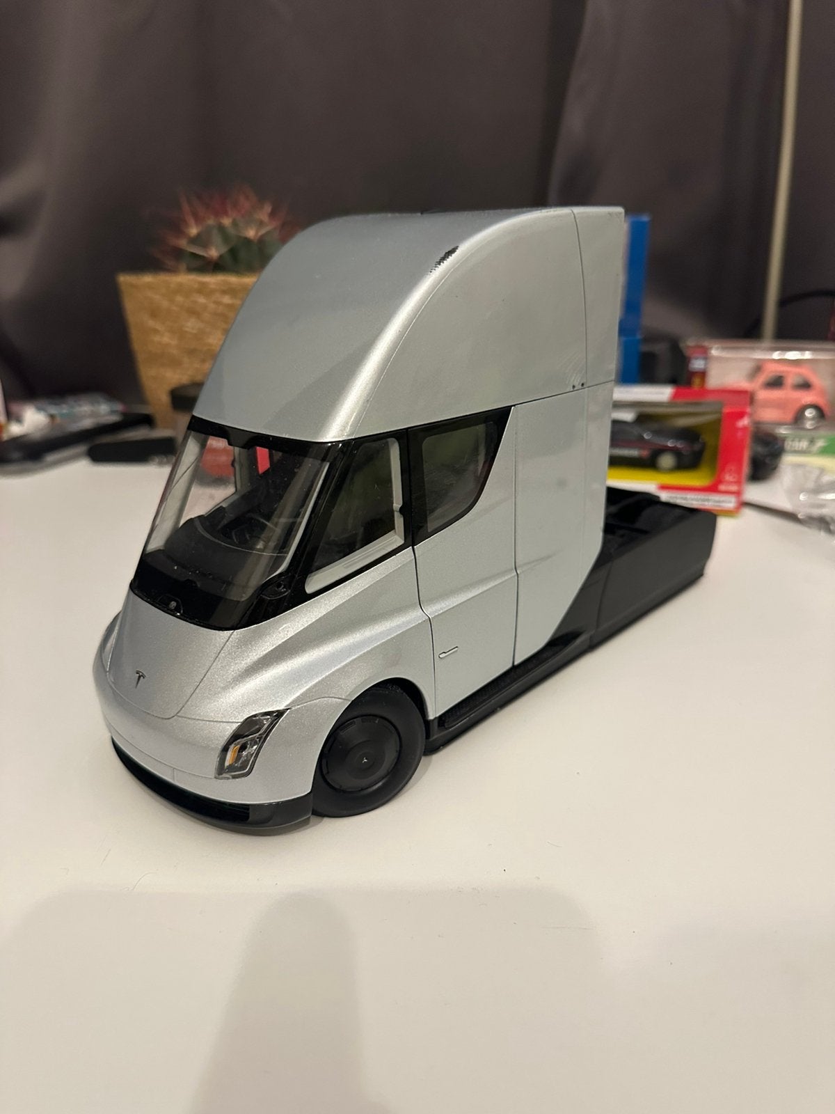 Tesla semi 1:24 officieel van tesla, Ophalen of Verzenden, Zo goed als nieuw, Overige merken