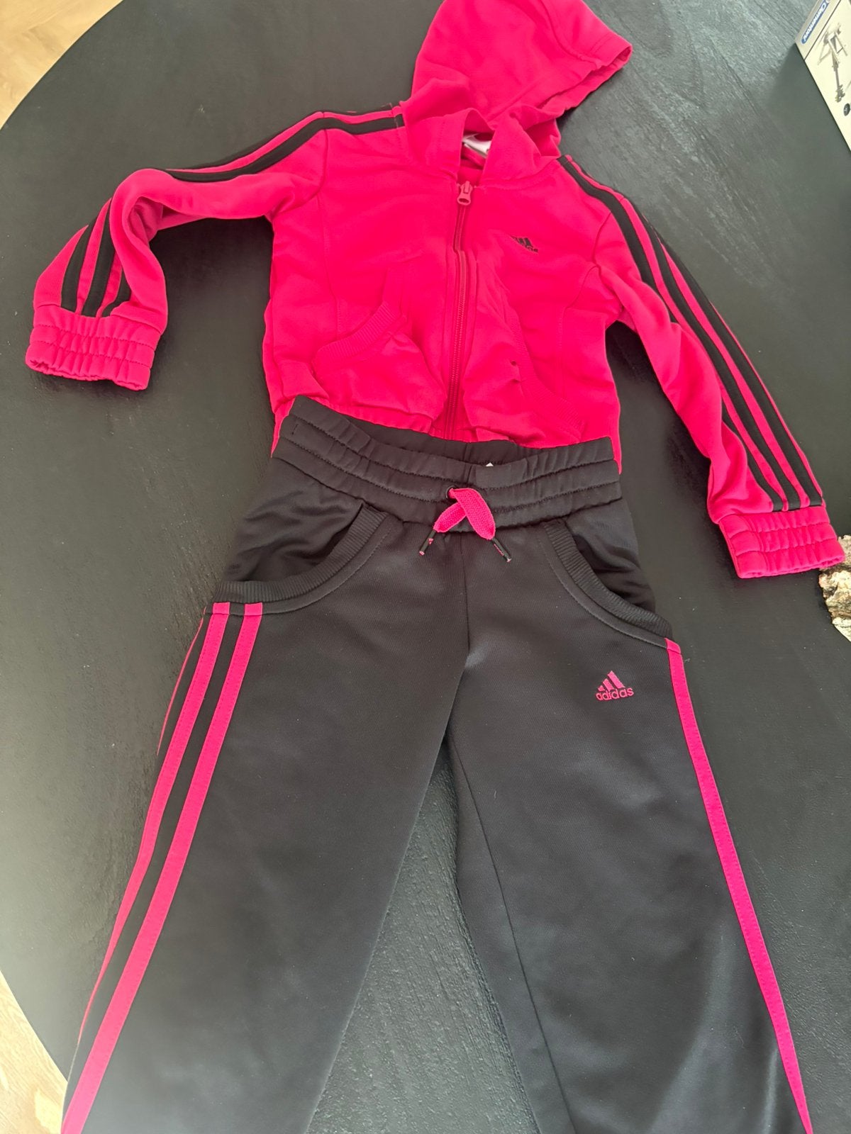Roze fushia met zwart adidas trainingspak maat 5-6, Kleding | Dames, Ophalen of Verzenden, Zo goed als nieuw, Roze
